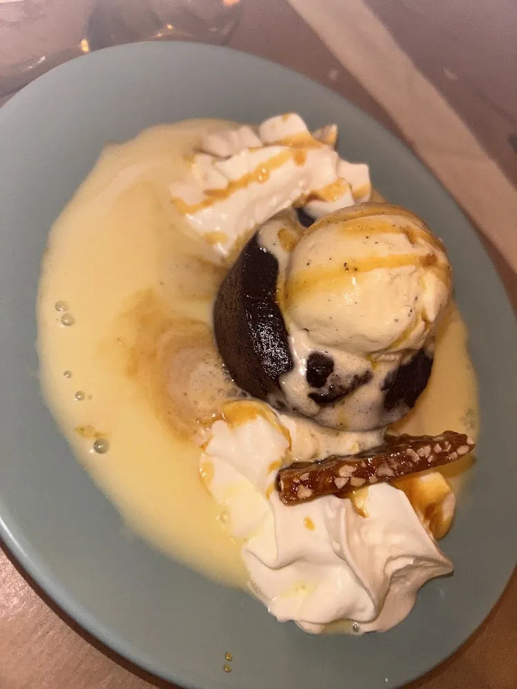 Moelleux Au Chocolat Chaud Avec Sa Boule Vanille Chantilly Et Morceau de Nougatine